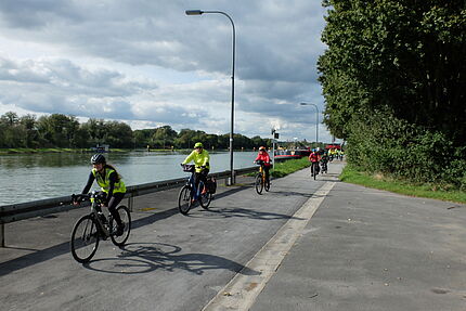 ADFC Datteln Tour Borkenberge am 29.09.2024 - Die Gruppe fährt am Kanal entlang