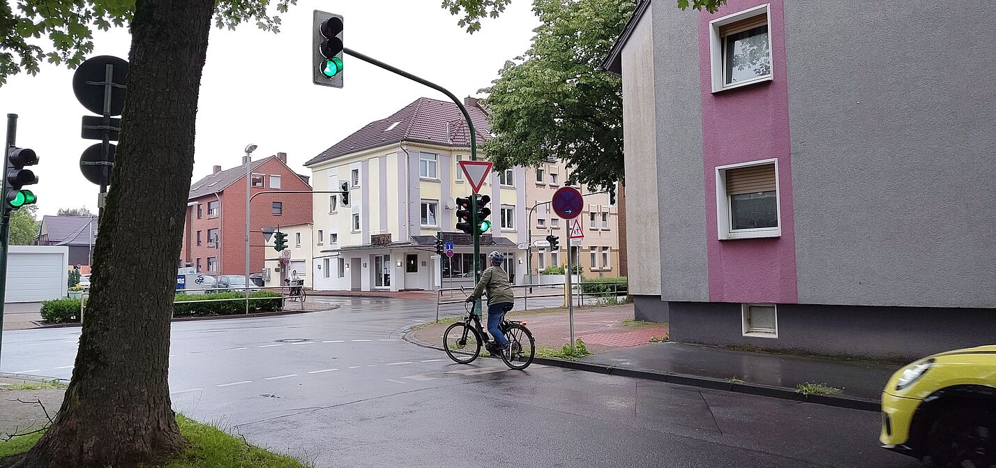 Ein Fahrrad fährt über die grüne Ampel an der Amandusstraße.