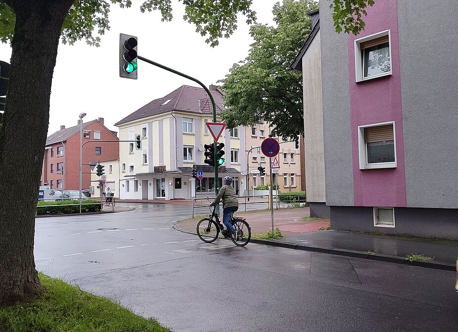 Amandusstraße grüße Ampel Ein Fahrrad fährt über die grüne Ampel an der Amandusstraße.
