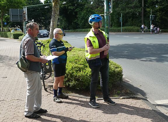 Drei Mitglieder des ADFC Datteln begutachten die Ampelschaltungen