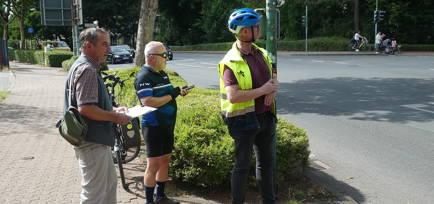 Drei Mitglieder des ADFC Datteln begutachten die Ampelschaltungen