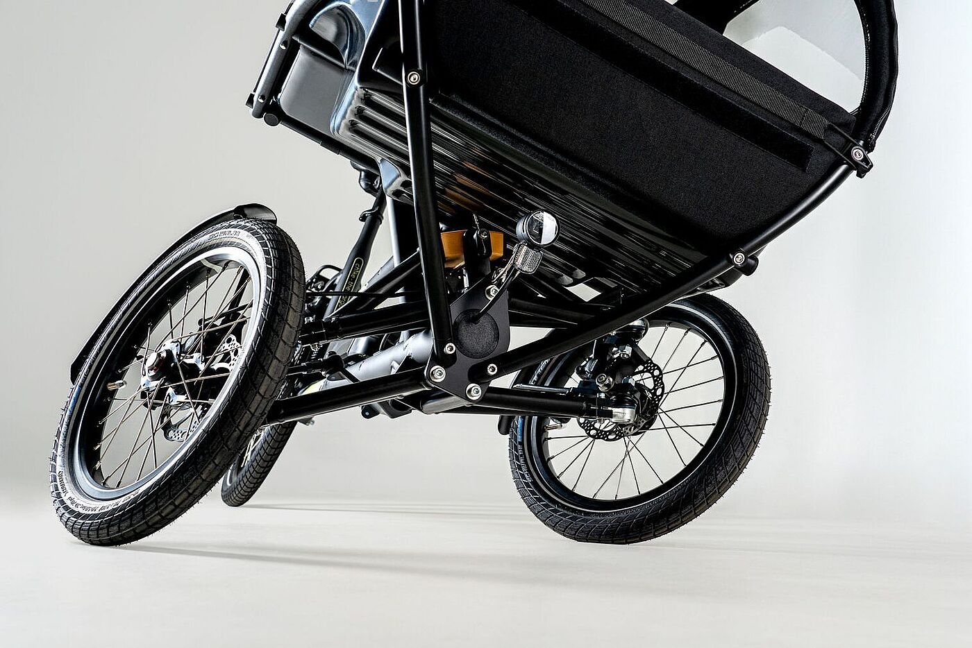 Lastendreirad Chike mit Neigetechnik bei Kurvenfahrten Freisteller des Lastendreirads Chike, das Neigetechnik für Kurvenfahrten hat